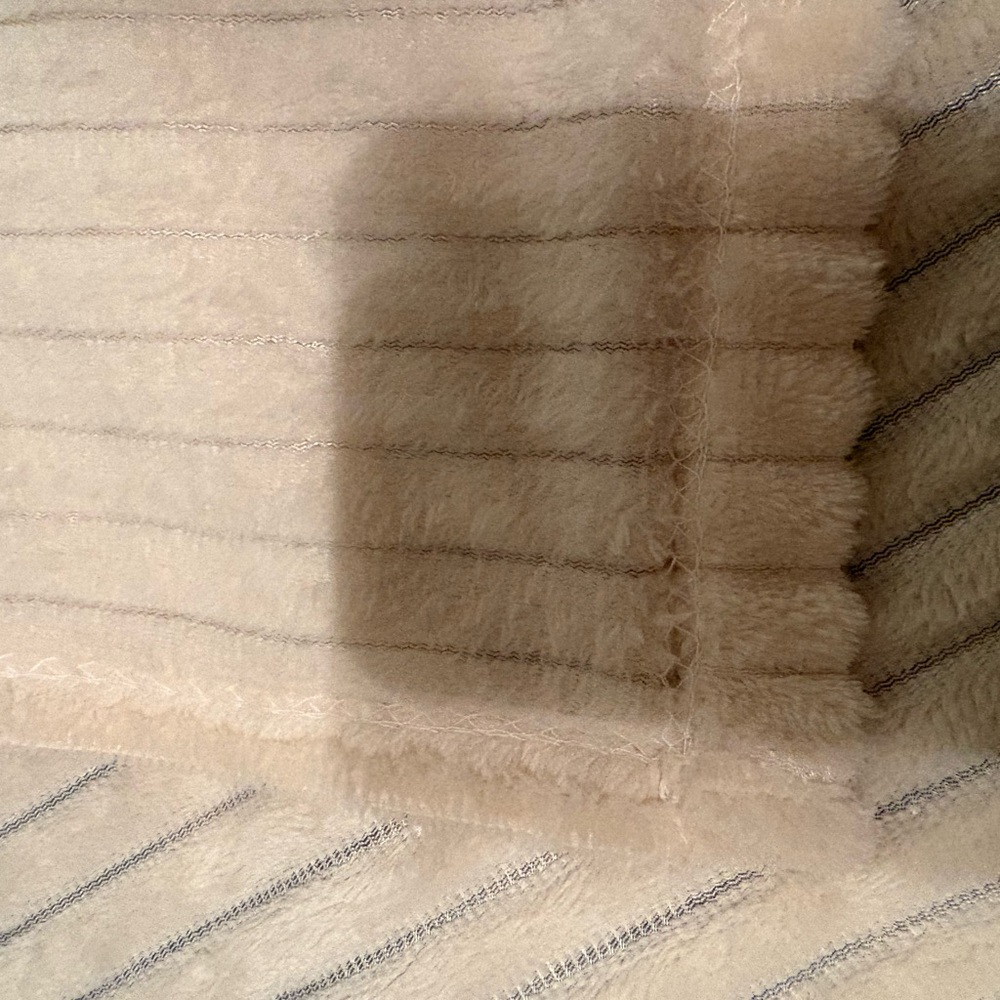 3 Ribbed Cream Throws - Picture 3 of 3